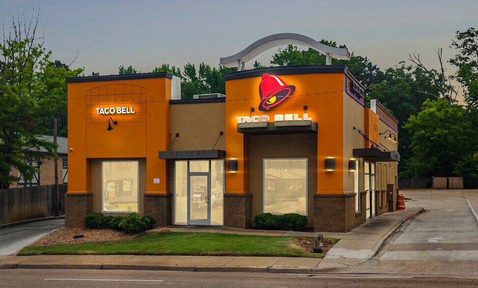 Primary Photo Of 330 W Northside Dr, Jackson Fast Food For Sale