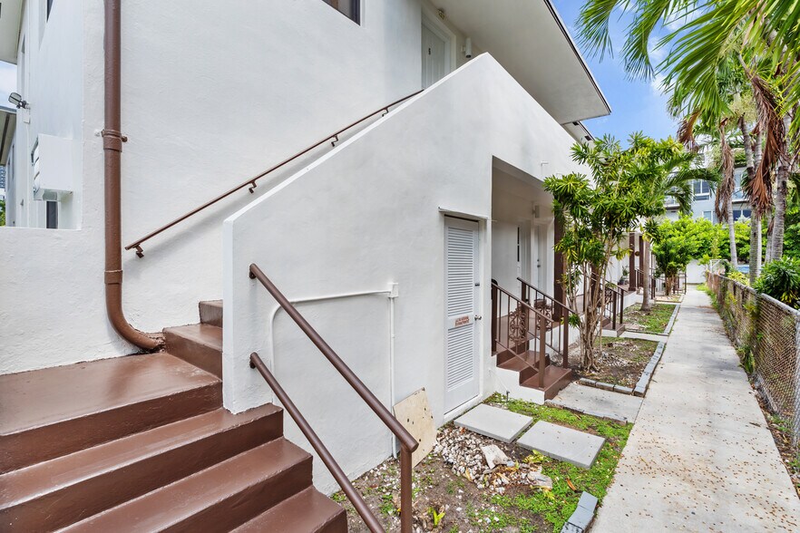 More Photos Of 550 SW 10th St, Miami Apartments For Sale