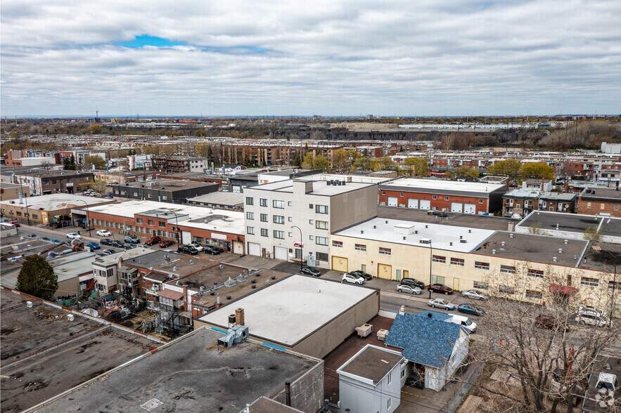 More Photos Of 8515 Av 9e, Montréal Light Manufacturing For Sale