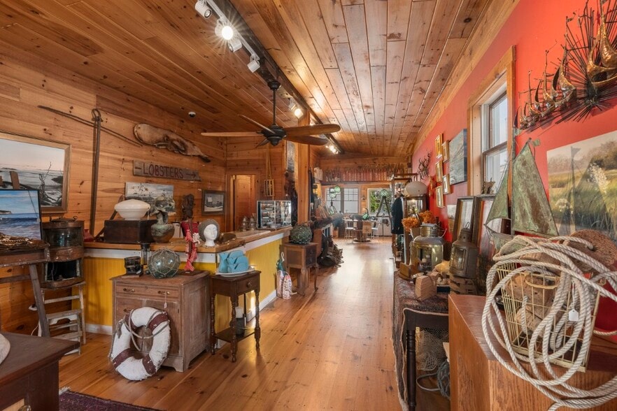 More Photos Of 10 McKown St, Boothbay Harbor Storefront For Sale