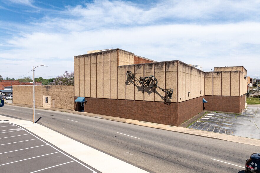 More Photos Of 204-208 W Main St, Johnson City Light Manufacturing For Sale