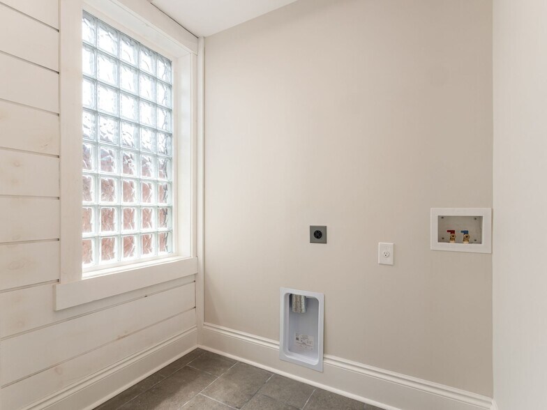 More Photos Of 1029 E Livingston Ave, Columbus Storefront Retail Residential For Sale