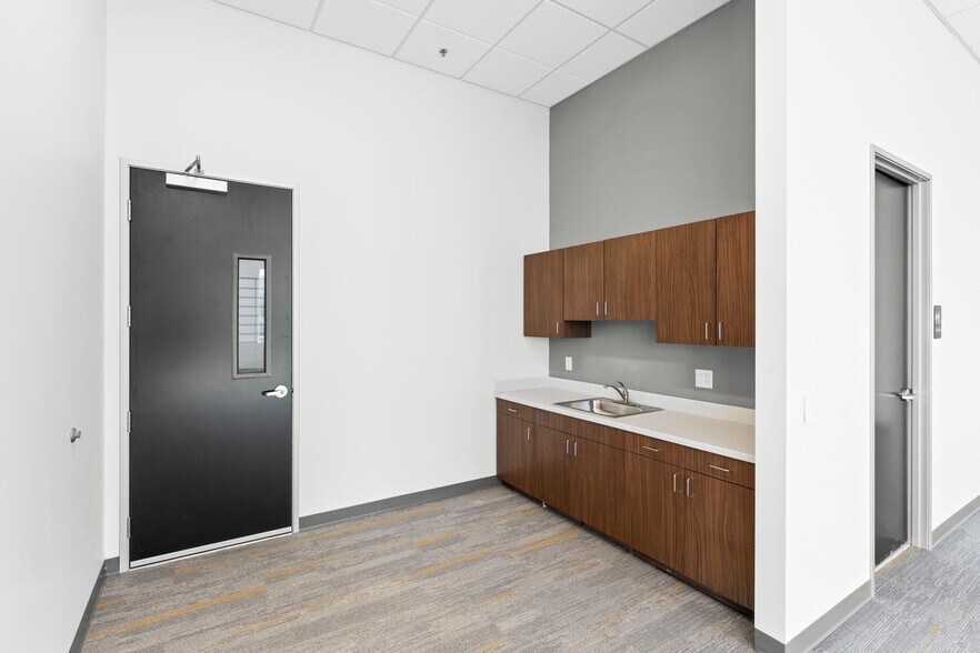 More Photos Of 2908 W Deer Valley Rd, Phoenix Warehouse For Sale