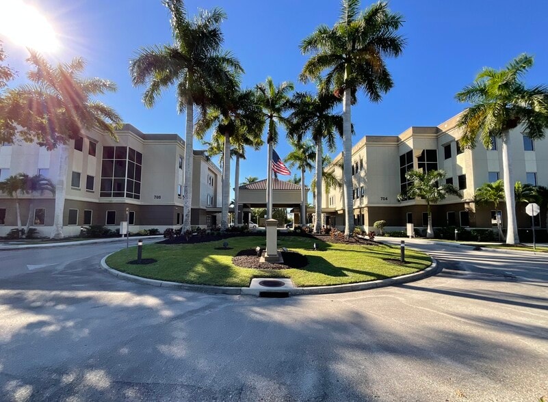 More Photos Of 704 Goodlette-Frank Rd N, Naples Unknown For Lease