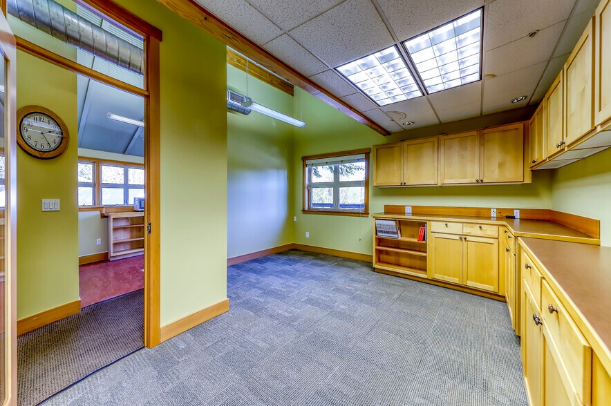 More Photos Of 818 Madison Ave N, Bainbridge Island Office For Sale