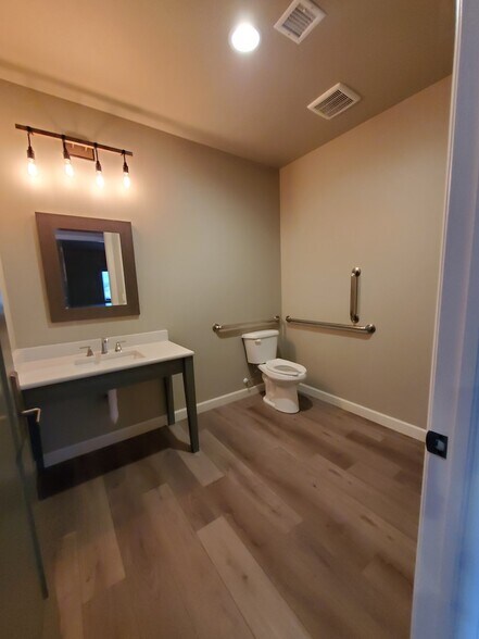 More Photos Of 2259 N 9th St, Broken Arrow Office For Lease