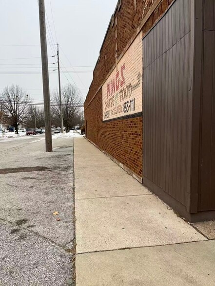 More Photos Of 6824 Calumet Ave, Hammond Office For Sale