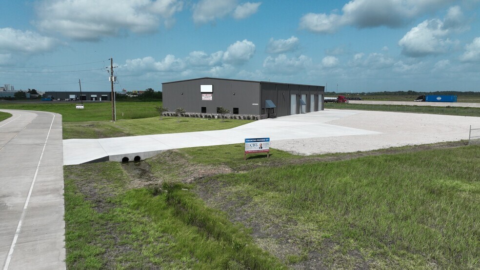 More Photos Of 8850 Industrial Pky, Beaumont Warehouse For Lease