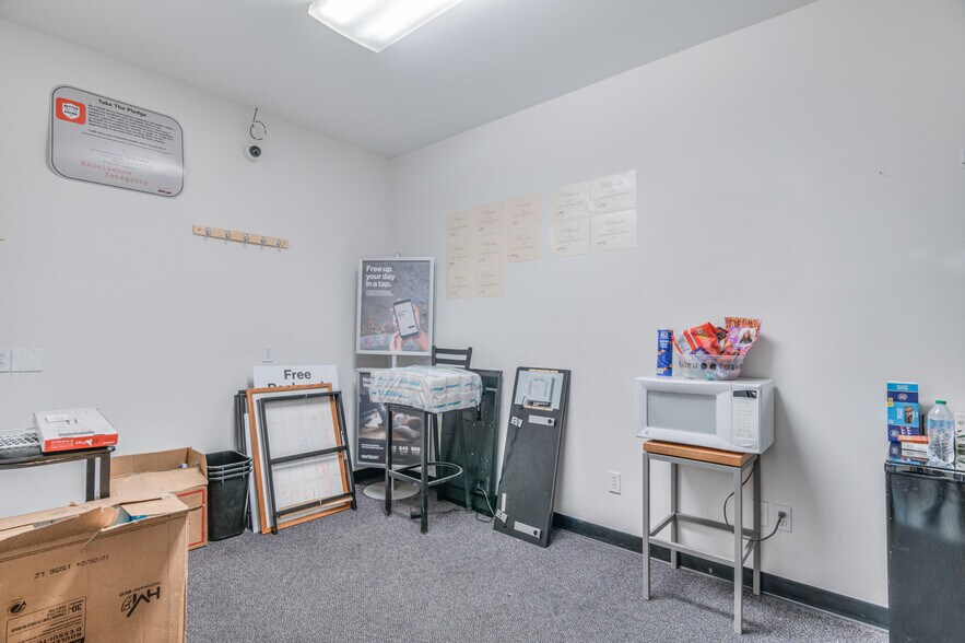 More Photos Of 1565 NE 3rd St, Prineville General Retail For Lease