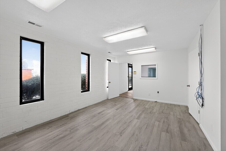 More Photos Of 1225 W Market Center Dr, High Point Warehouse For Lease