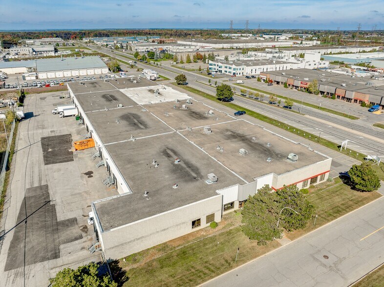 More Photos Of 3420-3480 Boul Industriel, Laval Service For Lease
