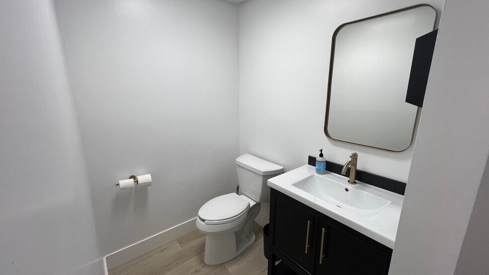 More Photos Of 504 S Moody Ave, Tampa Office For Sale