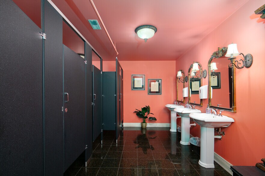 More Photos Of 101 S Main St, Winchester Restaurant For Lease