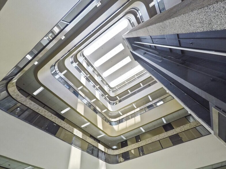 More Photos Of 6100 Corporate Dr, Houston Office For Sale