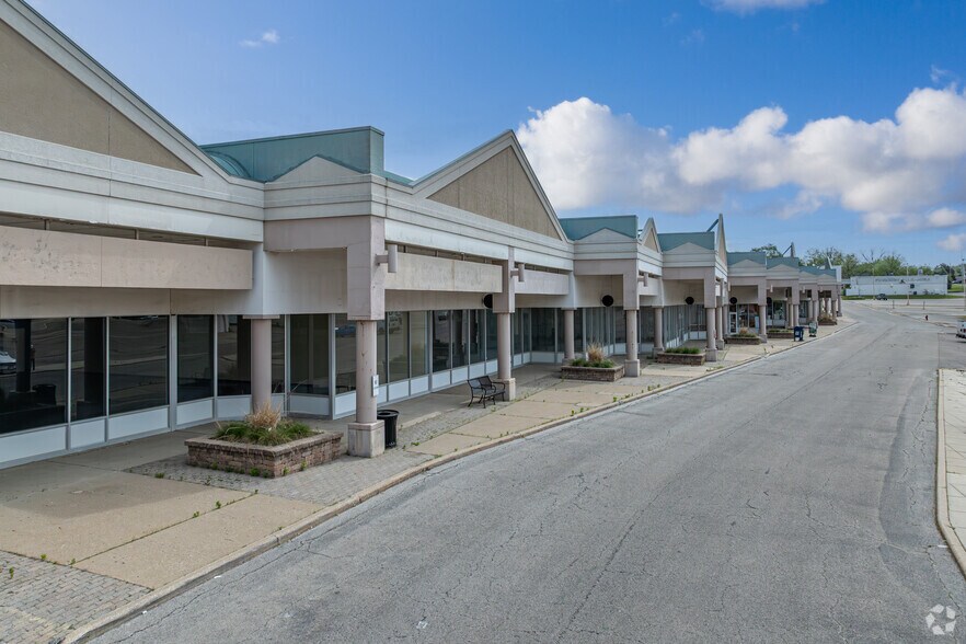 More Photos Of 801 W Lake Ave, Peoria Unknown For Lease