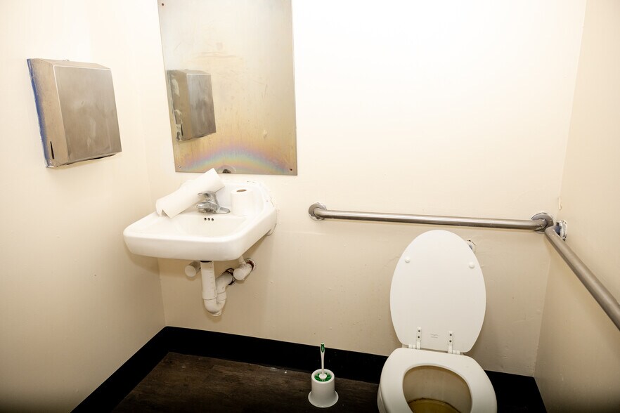 More Photos Of 626 Old River Rd, Sylvania Manufacturing For Sale