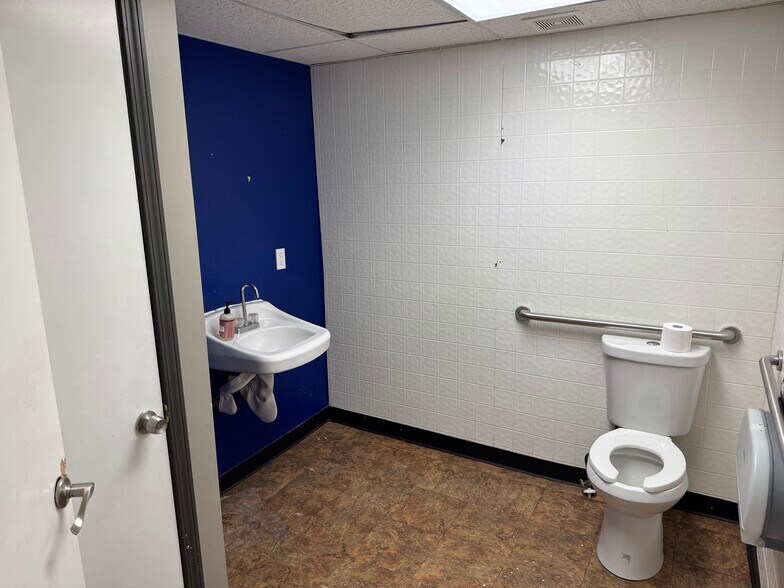 More Photos Of 127 SE 3rd St, Lees Summit Freestanding For Lease