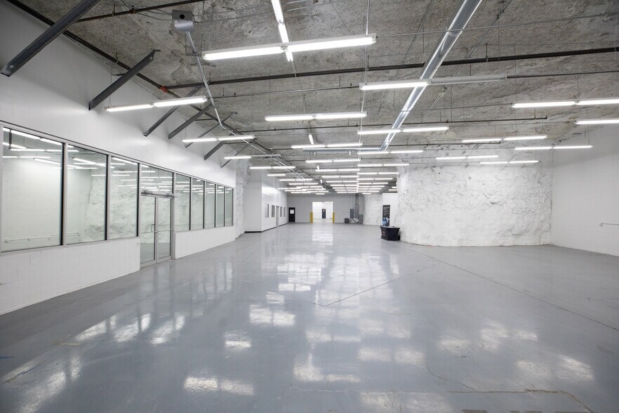 More Photos Of 300 Space Center Cir, Lee's Summit Warehouse For Lease