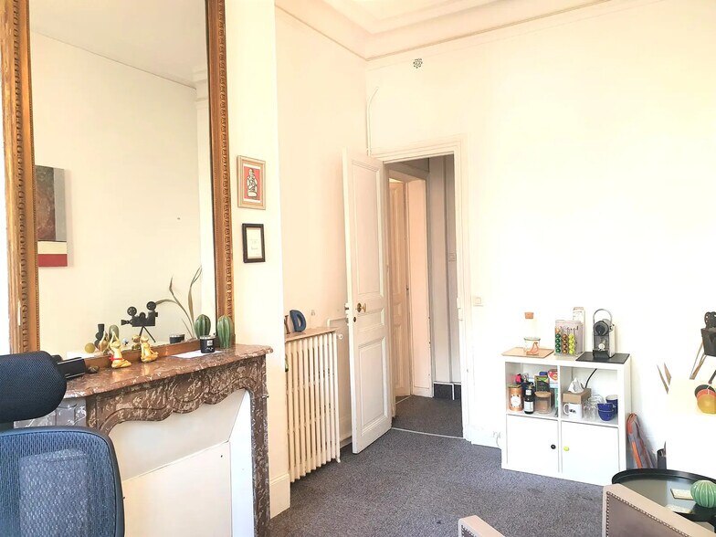 More Photos Of 90 Rue D'Amsterdam, Paris Office For Sale