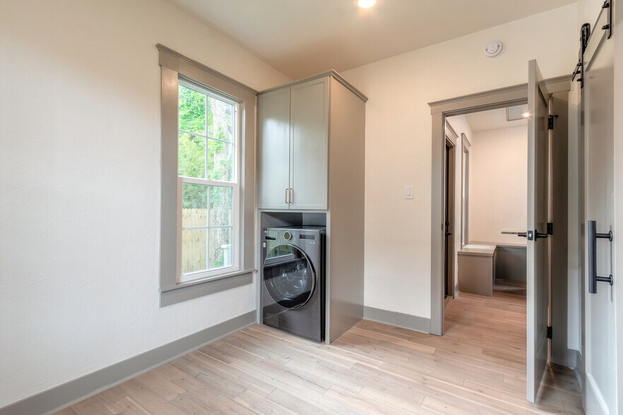 More Photos Of 208 Douglas St, New Smyrna Beach Office Residential For Sale