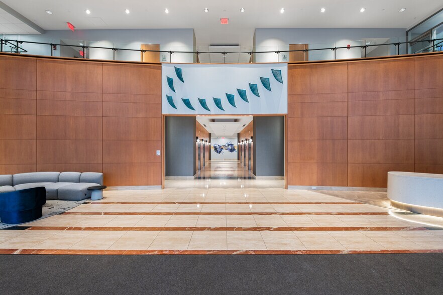 More Photos Of 9550 W Higgins Rd, Rosemont Office For Lease