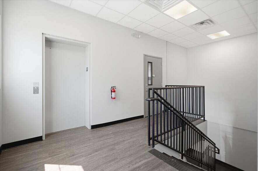 More Photos Of 419 N Country Rd, Saint James Office For Lease