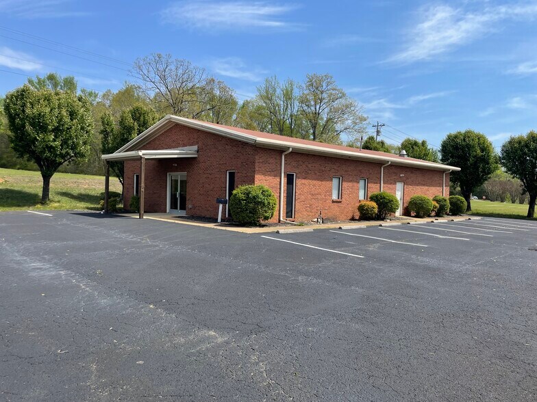 Primary Photo Of 251 Oakgrove Rd, Selmer Medical For Sale