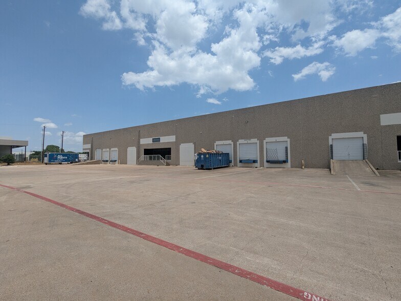 More Photos Of 2450 114th St, Grand Prairie Distribution For Lease
