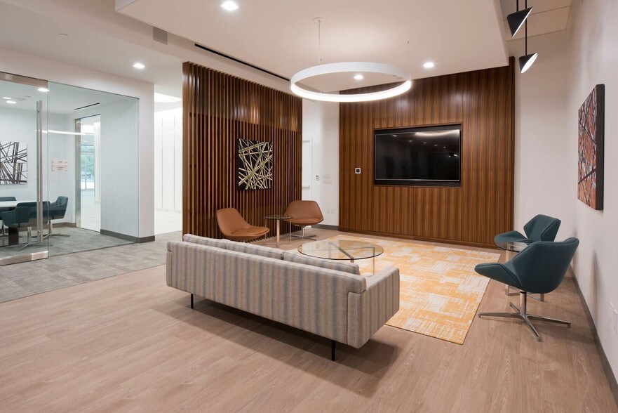 More Photos Of 3160 Fairview Park Dr, Falls Church Office For Lease