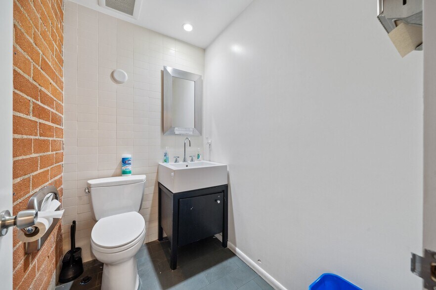 More Photos Of 11333 Iowa Ave, Los Angeles Loft Creative Space For Sale