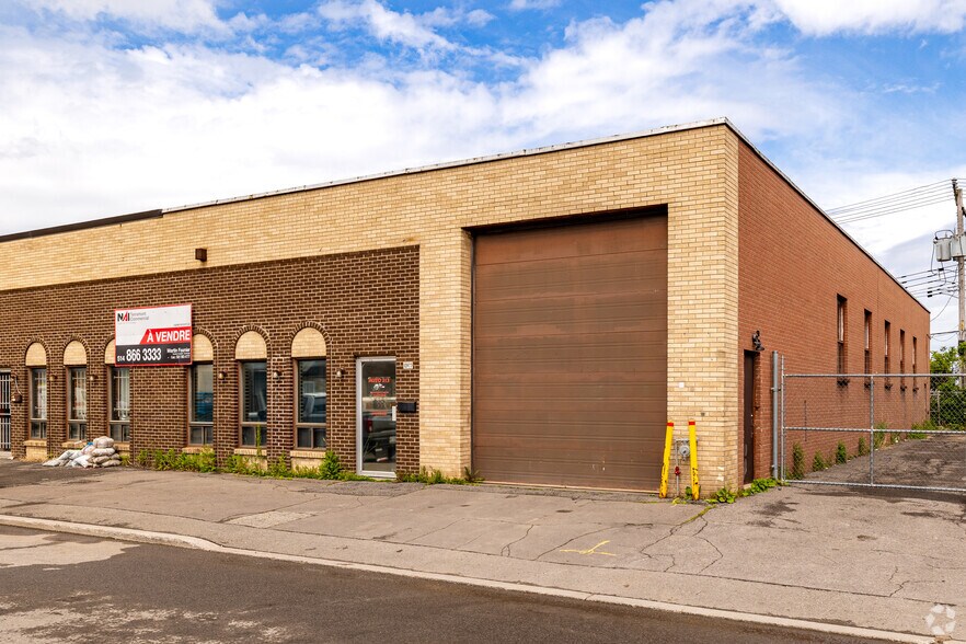 More Photos Of 10977 Rue Jean-Massé, Montréal Service For Sale