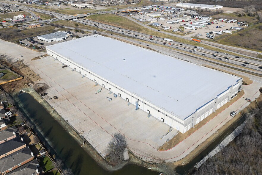 More Photos Of 11000 South Freeway, Burleson Warehouse For Lease
