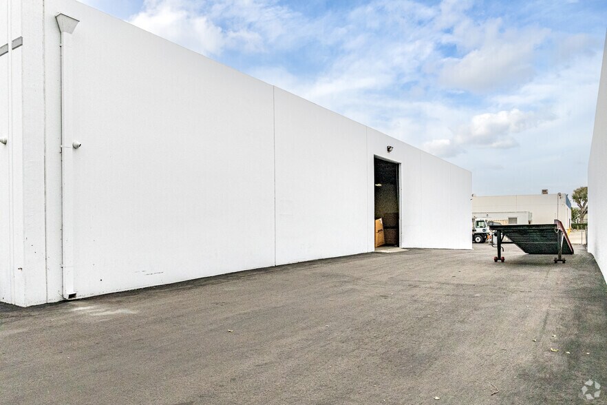 More Photos Of 13744 Milroy Pl, Santa Fe Springs Warehouse For Lease