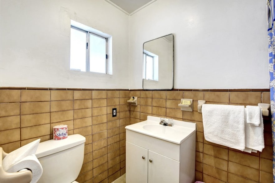 More Photos Of 115 W Gaviland St, Searchlight Hotel For Sale