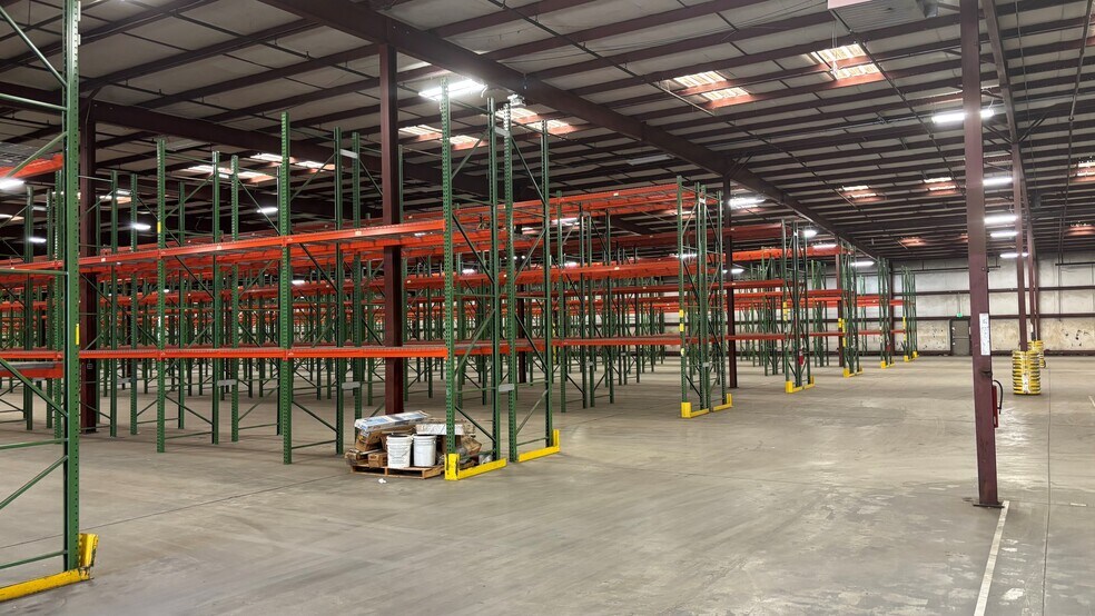 More Photos Of 1811 Woodlands Industrial Dr, Trussville Distribution For Lease