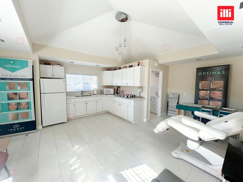 More Photos Of 17447 Chatsworth St, Granada Hills Medical For Lease