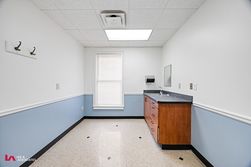 More Photos Of 1776 Old Spring House Ln, Dunwoody Medical For Lease