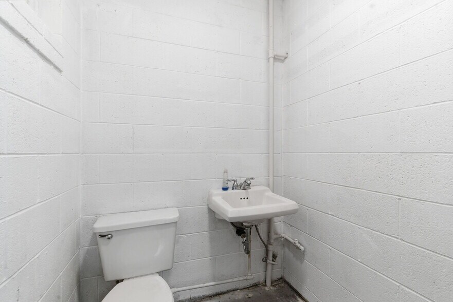 More Photos Of 1718 E Meadowmere St, Springfield General Retail For Lease