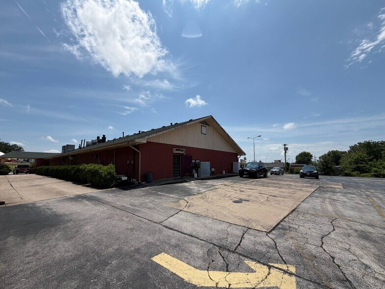 More Photos Of 840 E US Highway 60, Monett General Retail For Sale