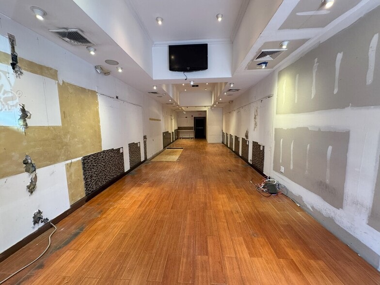 More Photos Of 9-11 Bond St, Great Neck Storefront For Lease