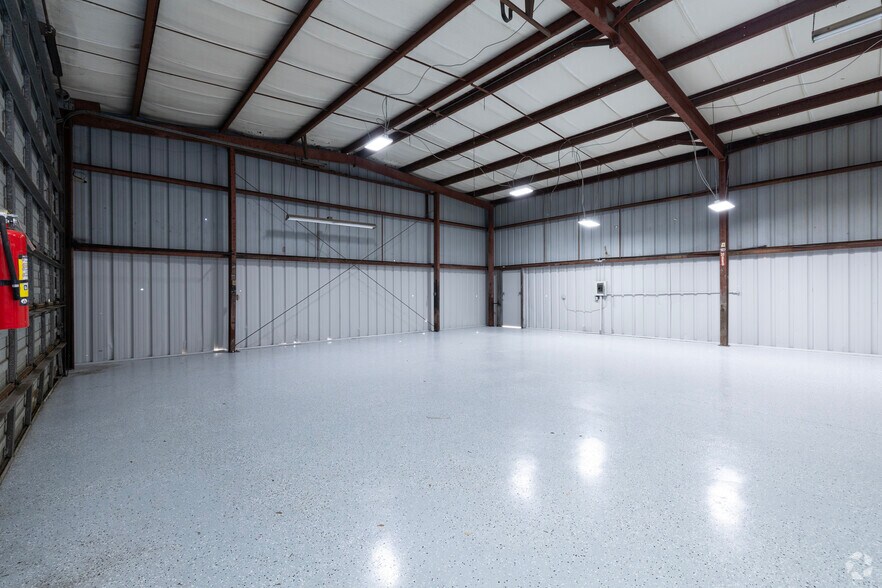 More Photos Of 5626 N Dale Mabry Hwy, Tampa Warehouse For Lease
