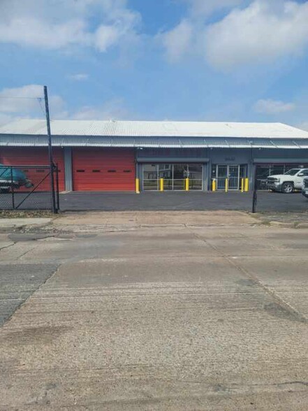 Primary Photo Of 6522 Cullen Blvd, Houston Auto Dealership For Lease