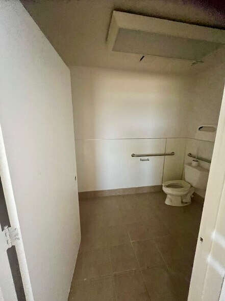 More Photos Of 1270 E Riverside St, Shafter Service For Sale