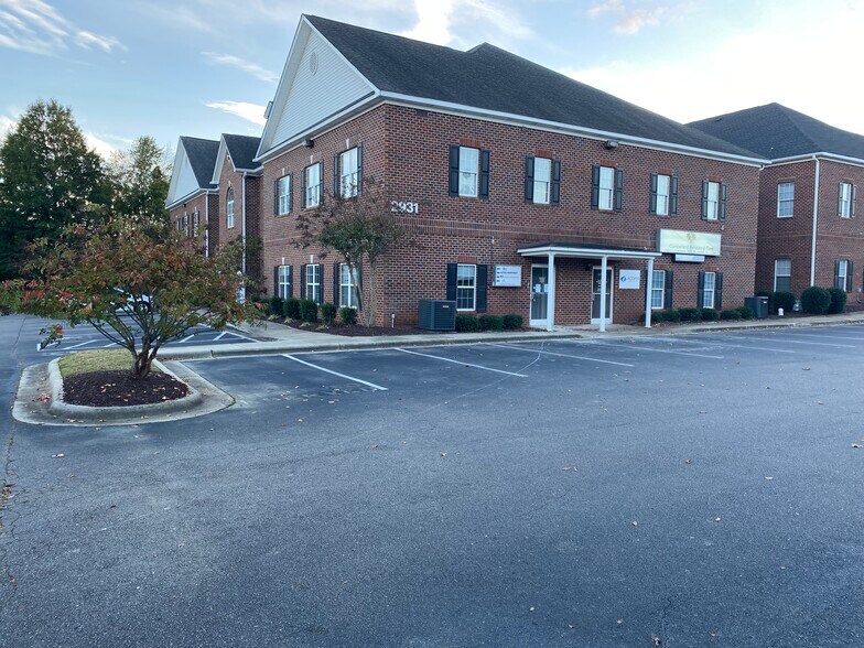 More Photos Of 2931 Breezewood Ave, Fayetteville Office For Lease