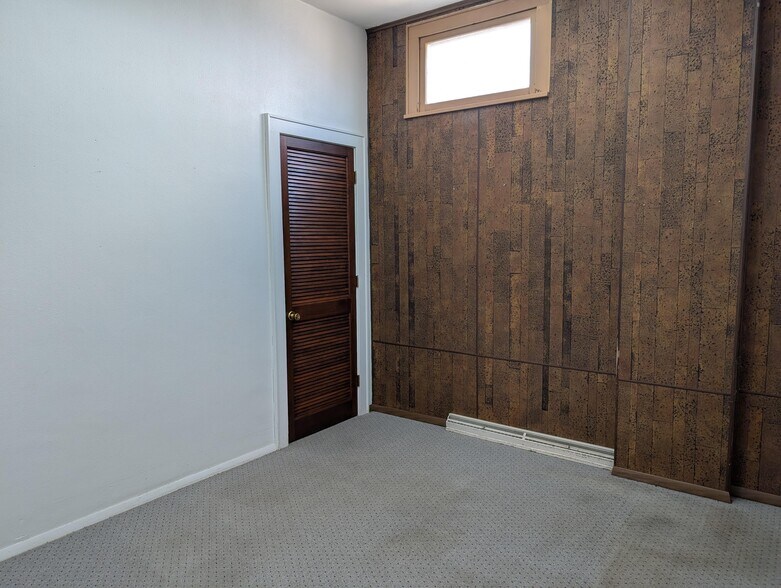 More Photos Of 404 N West Ave, Freeport Office For Sale