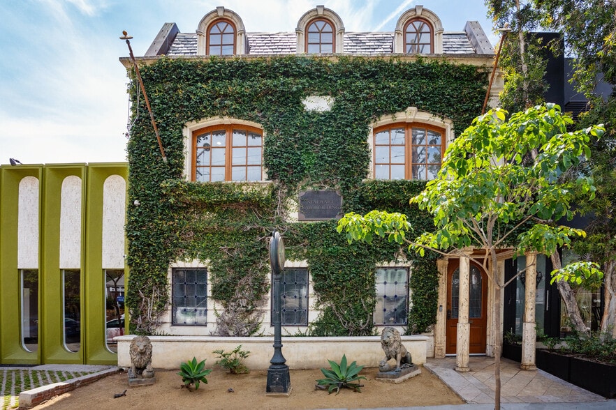 More Photos Of 8752 Holloway Dr, West Hollywood Loft Creative Space For Lease