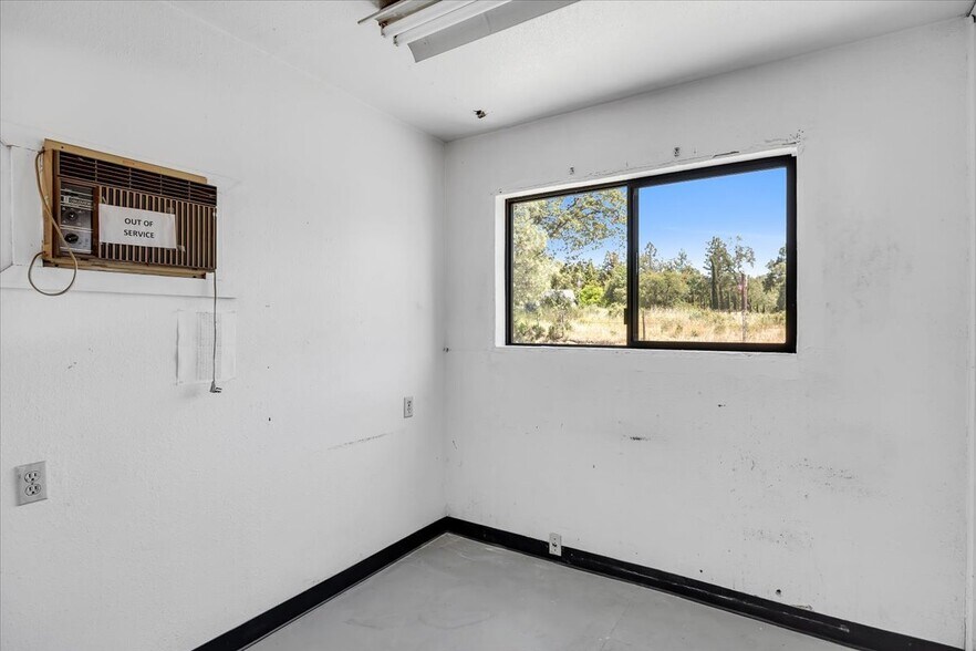 More Photos Of 20833 Mechanical Dr, Sonora Warehouse For Lease