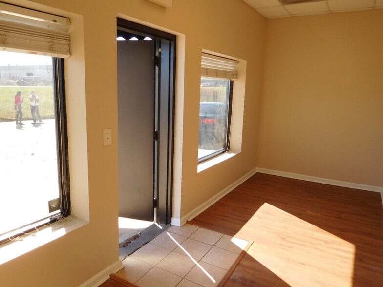 More Photos Of 2365 Monroe Dr, Gainesville Warehouse For Lease