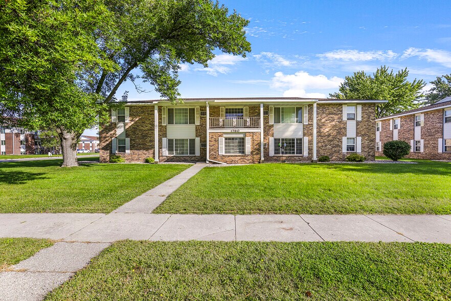 Primary Photo Of 1740-1780 Lee Blvd, North Mankato Apartments For Sale