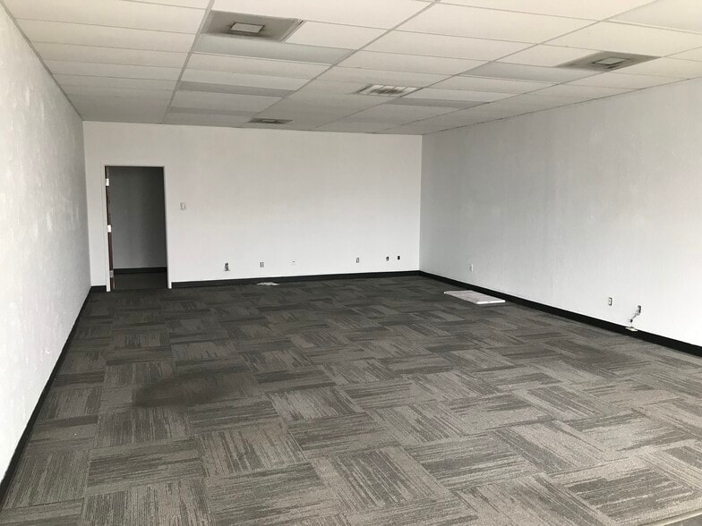 More Photos Of 3035 Broadway Blvd, Garland Unknown For Lease
